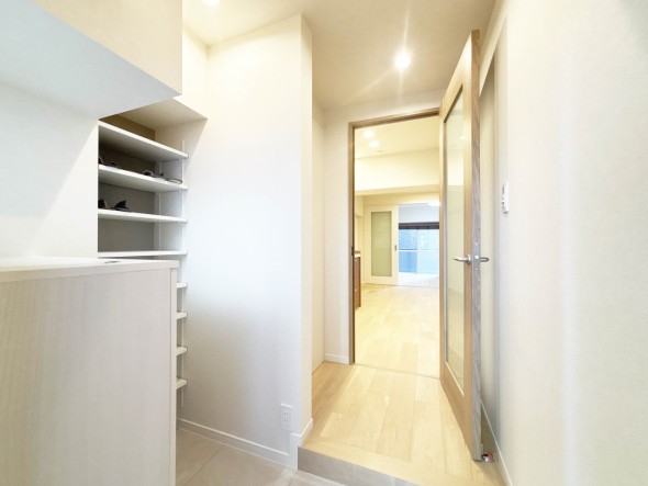 収納力のあるシューズボックス付き玄関。