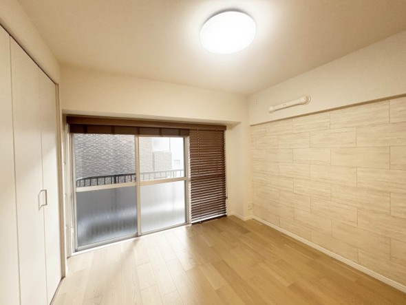 洋室5.1帖。フローリングの部屋は清潔感があり、日々のお掃除も楽で助かります。