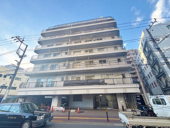 マンション外観。生活利便性に優れた立地環境。