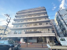 マンション外観。生活利便性に優れた立地環境。