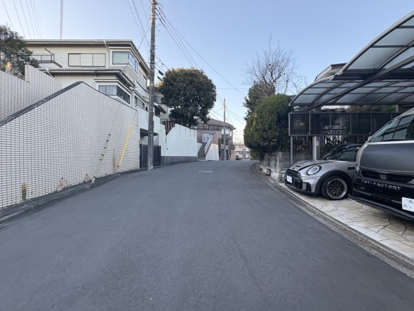 前面道路が広くお車の出し入れもスムーズ