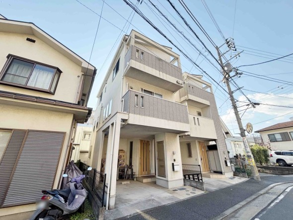 爽やかな青空の下に贅沢なほどに降り注ぐ陽光、豊かな居住性と、クオリティが見事に調和した住空間は、住まうことの喜びを感じさせてくれ