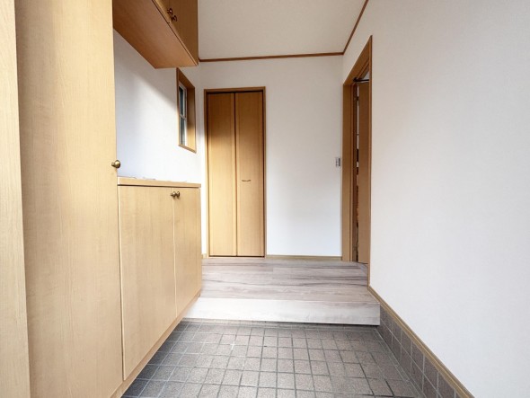 収納豊富なゆとりある玄関スペース。