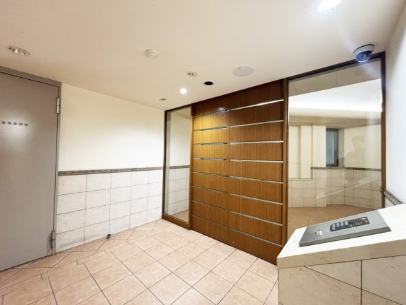 お客様をお迎えするエントランスは落ち着いた雰囲気。