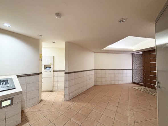 お客様をお迎えするエントランスは落ち着いた雰囲気。