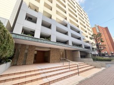 マンション外観。お買い物施設も周辺に多く、生活利便性に優れた立地環境。