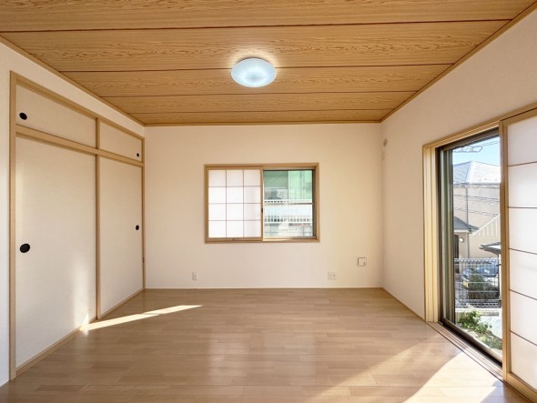 フローリングの部屋は清潔感があり、日々のお掃除も楽で助かりますね！