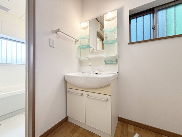 十分な大きさの洗面台は、身だしなみチェックや歯磨きなど、朝の慌ただしい時間でも余裕とゆとりを感じて頂けます。