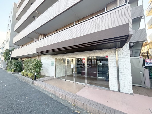 お客様をお迎えする玄関は落ち着いた雰囲気。帰り着くたびに洗練されたテイストの空間に迎えられ誇りと喜びを感じる玄関まわりです。