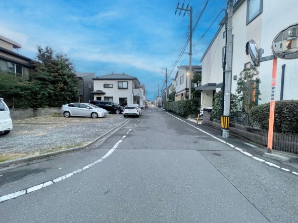 前面道路が広くお車の出し入れもスムーズ