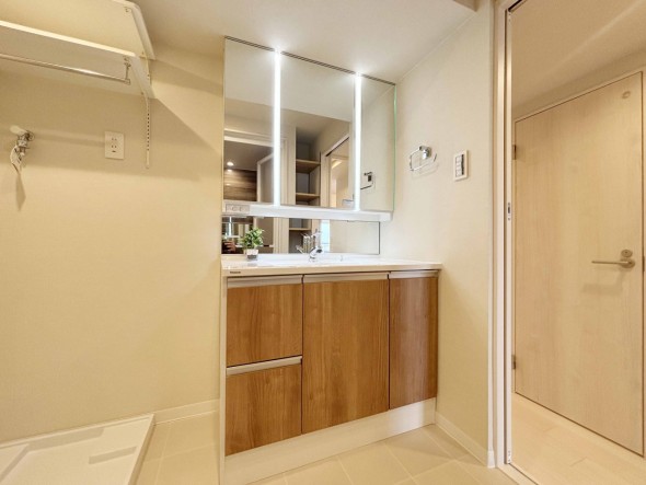 真っ白な洗面台で、気持ちの良い朝を迎えられそうです。