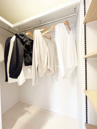 たっぷり入るウォークインクローゼットは奥行きがあるのでたくさん収納できます。
