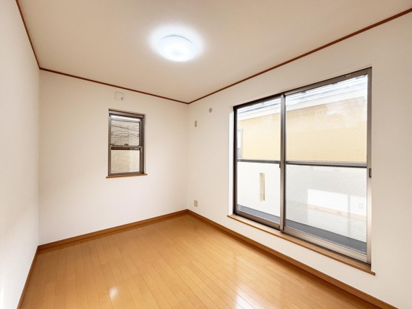 洋室5.5帖。明るくあたたかな居室では、朝の目覚めも気持ちよく起きられます。