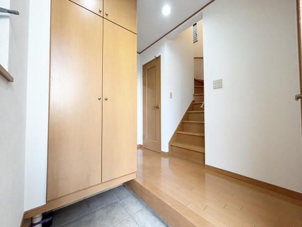 収納豊富なゆとりある玄関スペース。