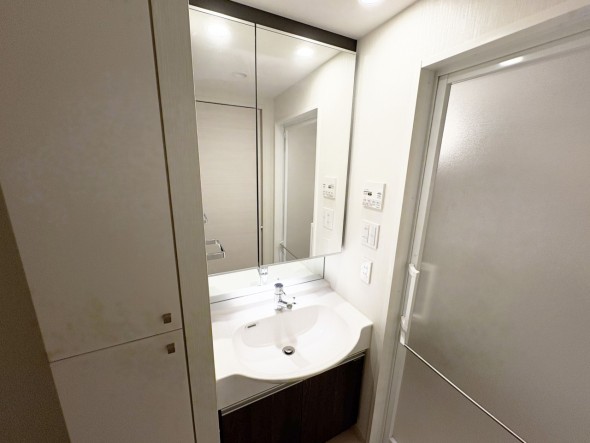 十分な大きさの洗面台は、身だしなみチェックや歯磨きなど、朝の慌ただしい時間でも余裕とゆとりを感じて頂けます。