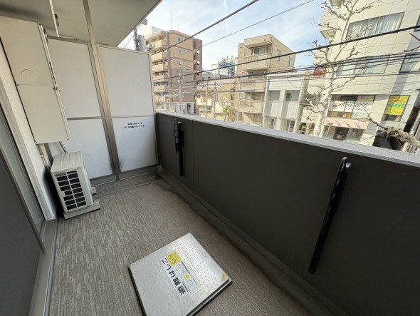 日差しの差し込むバルコニー