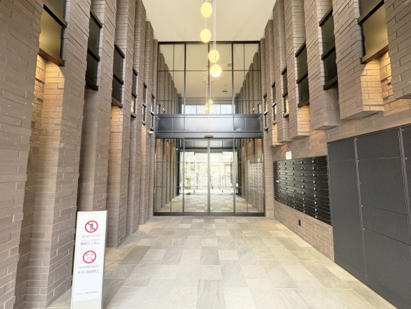 お客様をお迎えする玄関は落ち着いた雰囲気。帰り着くたびに洗練されたテイストの空間に迎えられ誇りと喜びを感じる玄関まわりです。