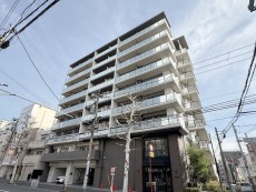 爽やかな青空の下に贅沢なほどに降り注ぐ陽光、豊かな居住性と、クオリティが見事に調和した住空間は、住まうことの喜びを感じさせてくれ