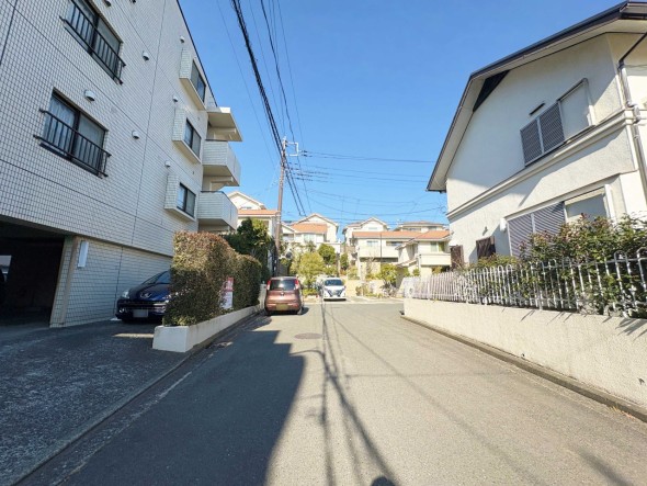 整備された前面道路です。