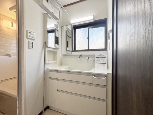 十分な大きさの洗面台は、身だしなみチェックや歯磨きなど、朝の慌ただしい時間でも余裕とゆとりを感じて頂けます。