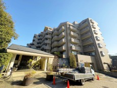 マンション外観。生活利便性に優れた立地環境。