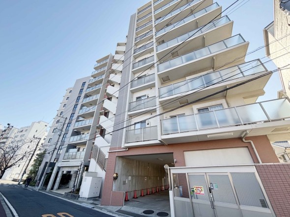 爽やかな青空の下に贅沢なほどに降り注ぐ陽光、豊かな居住性と、クオリティが見事に調和した住空間は、住まうことの喜びを感じさせてくれ