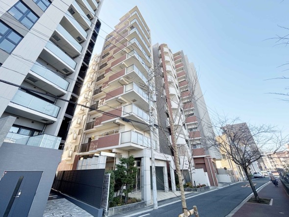 マンション外観。生活利便性に優れた立地環境。