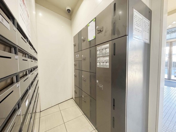 宅配ボックスがあるためご不在時であってもお帰りの際に大きな荷物をお受け取りいただけます。