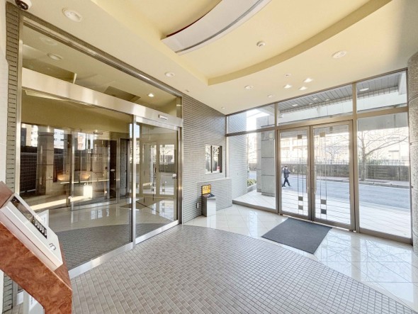 お客様をお迎えする玄関は落ち着いた雰囲気。帰り着くたびに洗練されたテイストの空間に迎えられ誇りと喜びを感じる玄関まわりです。