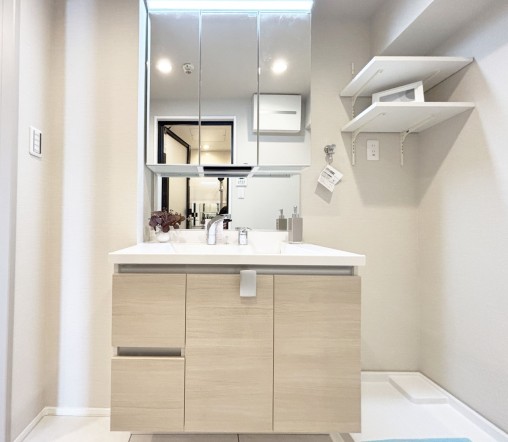 十分な大きさの洗面台は、身だしなみチェックや歯磨きなど、朝の慌ただしい時間でも余裕とゆとりを感じて頂けます。