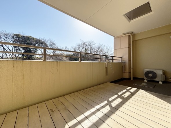 日差しの差し込むバルコニー