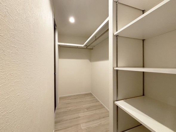 たっぷり入るウォークインクローゼットは奥行きがあるのでたくさん収納できます。