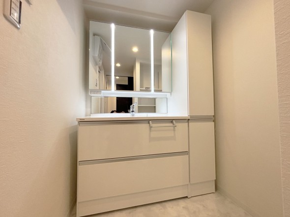 十分な大きさの洗面台は、身だしなみチェックや歯磨きなど、朝の慌ただしい時間でも余裕とゆとりを感じて頂けます。