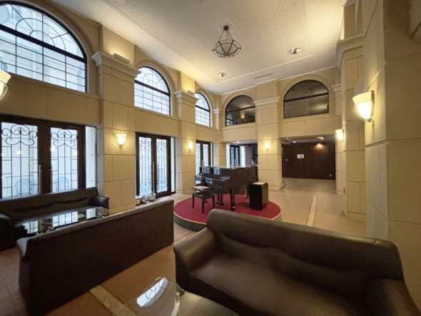 広いロビーで待ち合わせにも最適