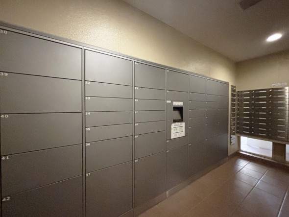 宅配ボックスがあるためご不在時であってもお帰りの際に大きな荷物をお受け取りいただけます。