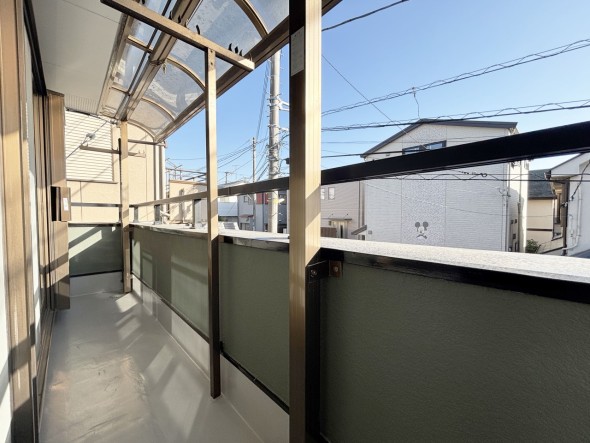 日差しの差し込むバルコニー