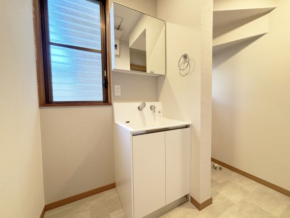 十分な大きさの洗面台は、身だしなみチェックや歯磨きなど、朝の慌ただしい時間でも余裕とゆとりを感じて頂けます。