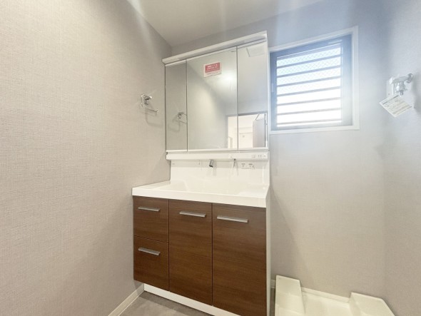 十分な大きさの洗面台は、身だしなみチェックや歯磨きなど、朝の慌ただしい時間でも余裕とゆとりを感じて頂けます。