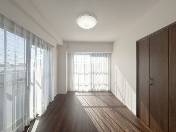 明るくあたたかな居室では、朝の目覚めも気持ちよく起きられます。