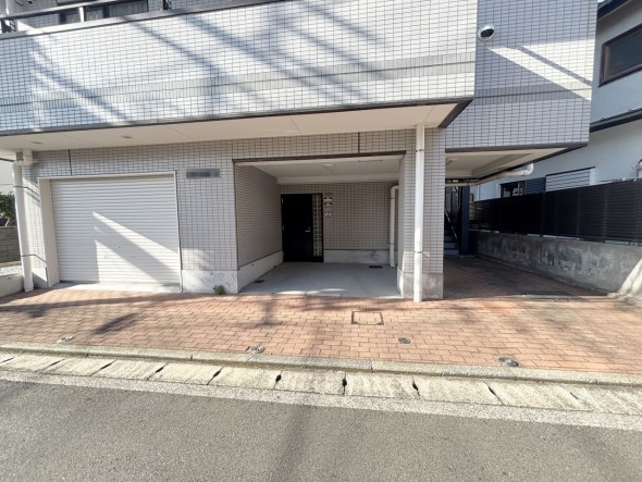 爽やかな青空の下に贅沢なほどに降り注ぐ陽光、豊かな居住性と、クオリティが見事に調和した住空間は、住まうことの喜びを感じさせてくれ