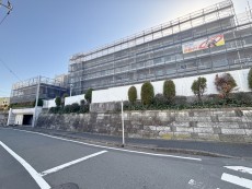 爽やかな青空の下に贅沢なほどに降り注ぐ陽光、豊かな居住性と、クオリティが見事に調和した住空間は、住まうことの喜びを感じさせてくれ