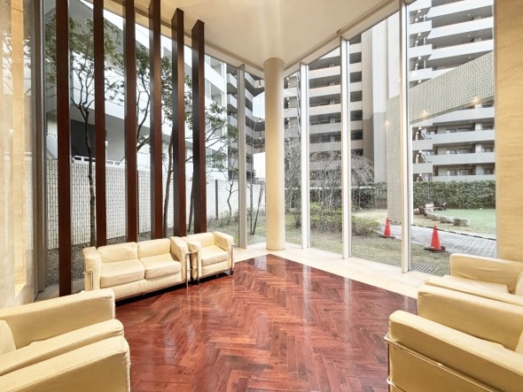 広いロビーで待ち合わせにも最適