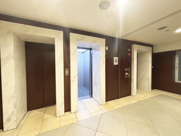 ホテルライクな広々としたエレベーターホール