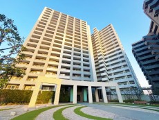 マンション外観。生活利便性に優れた立地環境。