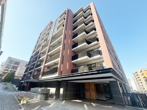 爽やかな青空の下に贅沢なほどに降り注ぐ陽光、豊かな居住性と、クオリティが見事に調和した住空間は、住まうことの喜びを感じさせてくれ