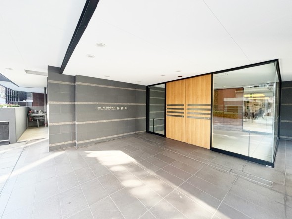 お客様をお迎えする玄関は落ち着いた雰囲気。帰り着くたびに洗練されたテイストの空間に迎えられ誇りと喜びを感じる玄関まわりです。