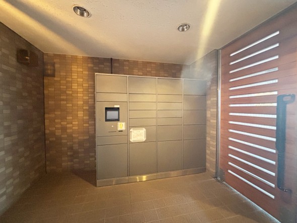 宅配ボックスがあるためご不在時であってもお帰りの際に大きな荷物をお受け取りいただけます。