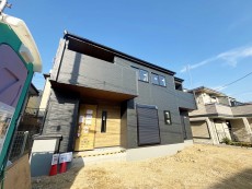 爽やかな青空の下に贅沢なほどに降り注ぐ陽光、豊かな居住性と、クオリティが見事に調和した住空間は、住まうことの喜びを感じさせてくれ