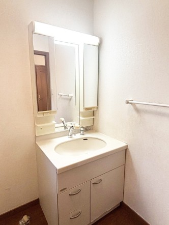 真っ白な洗面台で、気持ちの良い朝を迎えられそうです。