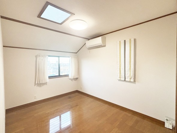 6帖洋室。フローリングの部屋は清潔感があり、日々のお掃除も楽で助かります。